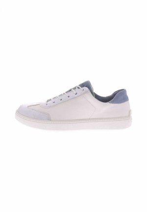 Witte lage sneaker met grijze accenten op de neus en hiel, veters en een gestructureerde zool, zijaanzicht op een witte achtergrond.