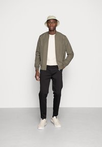 Matinique CLAY - Blusão aviador - olive night