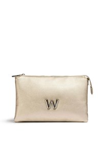 Pochette cosmétique texturée dorée avec un logo métallique "W", fermeture éclair et bords lisses. Fabriquée en matériau synthétique. Forme rectangulaire.