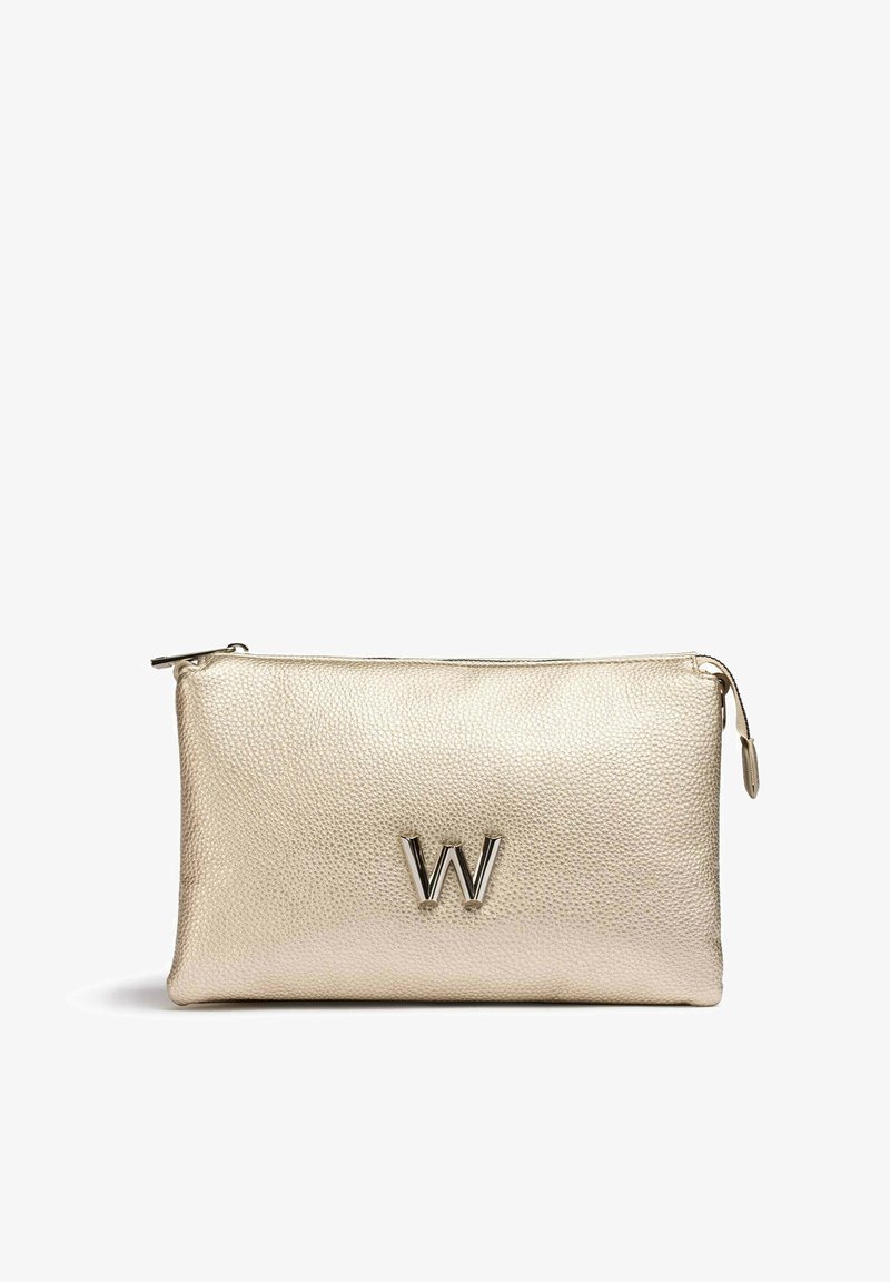 Pochette cosmétique texturée dorée avec un logo métallique "W", fermeture éclair et bords lisses. Fabriquée en matériau synthétique. Forme rectangulaire.