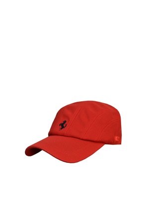 Cappellino da baseball in tessuto a rete rosso con visiera curva e piccolo logo nero di cavallo sul pannello anteriore.