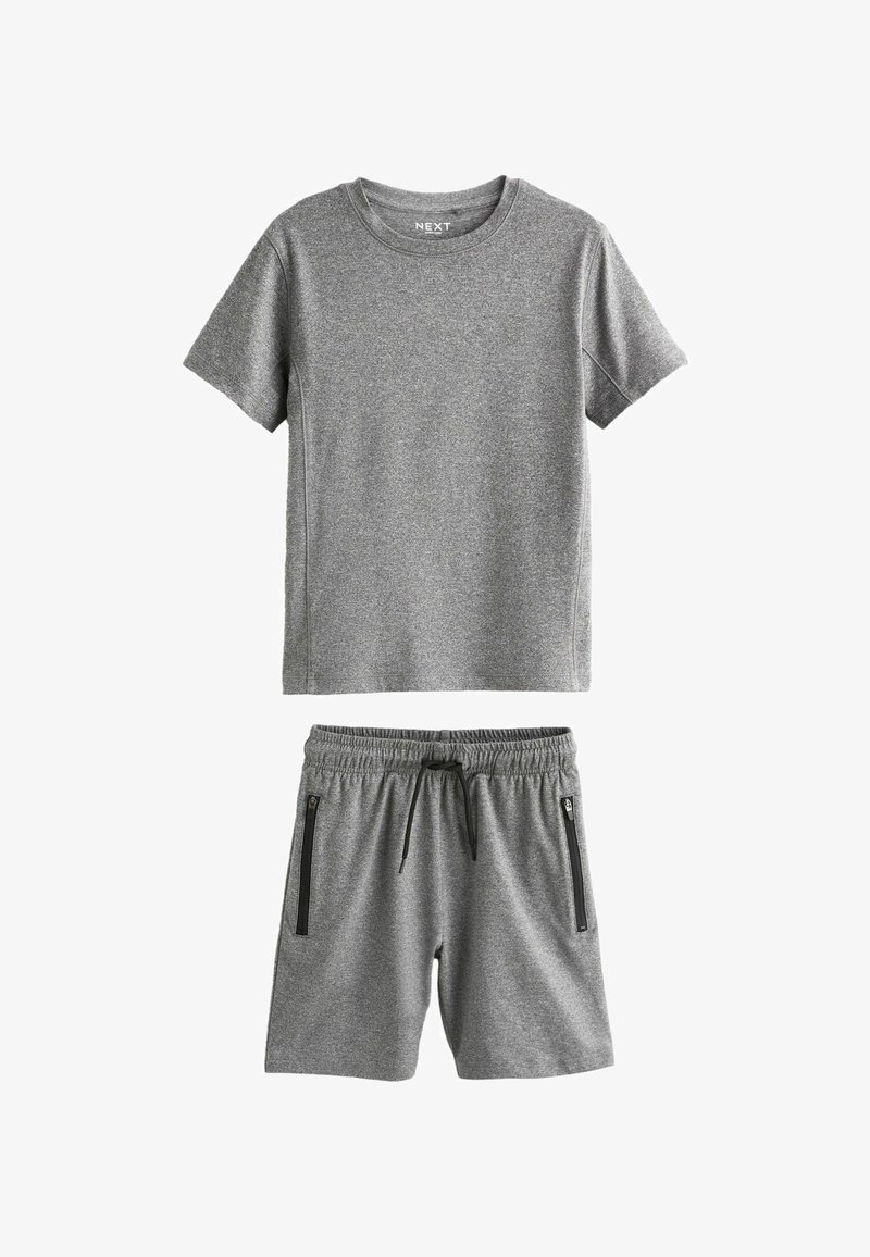 Grå kortærmet T-shirt og matchende shorts, begge lavet af et blødt stof. Shortsene har sorte lynlåslommer på siderne og en elastisk talje.