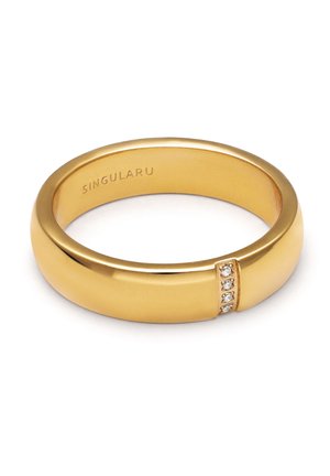 Anillo de banda de oro con cuatro pequeños diamantes incrustados y grabado "SINGULARU" en el interior de la superficie lisa y pulida.