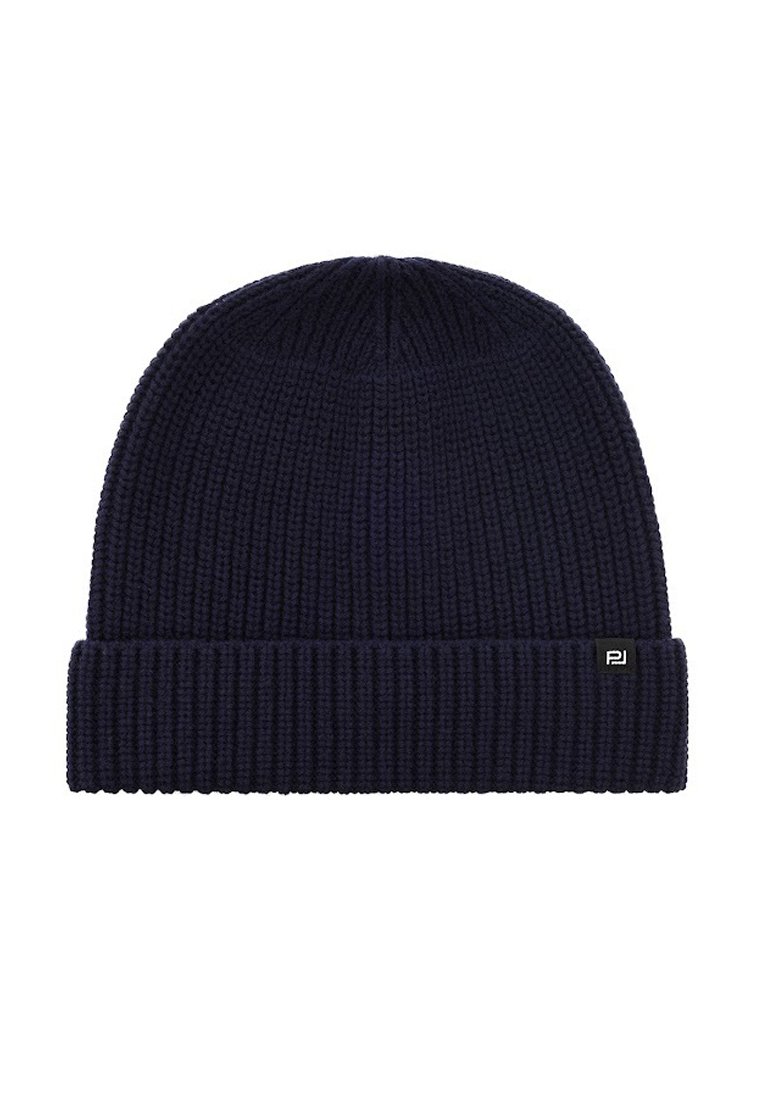 Granatowy dzianinowy czapka z ribbowym splotem i podwiniętym mankietem. Posiada małą metkę z logo marki po boku.