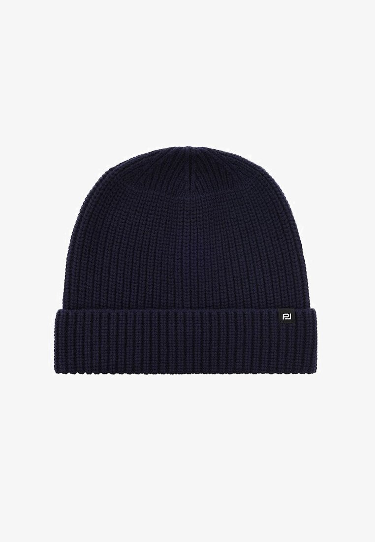 Granatowy dzianinowy czapka z ribbowym splotem i podwiniętym mankietem. Posiada małą metkę z logo marki po boku.