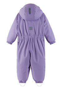 Lilla vanntett dress med hette, elastisk midje og mansjetterte ermer. Har en rektangulær lapp på ryggen og forsterkede fotstropper.