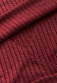 Burgundy-randig tyg med en mjuk textur, som har subtila vertikala linjer och snygg sömnadsdetalj, vikt för att visa mönstret.