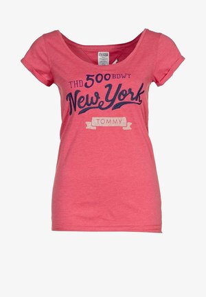 Różowa bawełniana koszulka z krótkim rękawem i okrągłym dekoltem. Posiada nadruk "New York" w kolorze granatowym, z napisem "TOMMY" poniżej w białym na dekoracyjnym banerze.