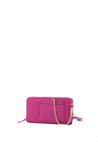 Portefeuille en cuir rose avec une bandoulière en chaîne, de forme rectangulaire, avec une poche avant et une fermeture éclair. Fini texturé avec des accents métalliques contrastants.