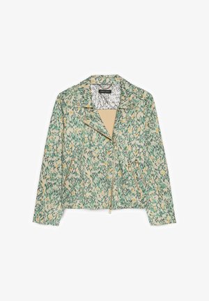 Jachetă cu fermoar, cu model floral verde și bej, cu guler tip rever și buzunare frontale cu fermoar, așezată pe o suprafață albă.