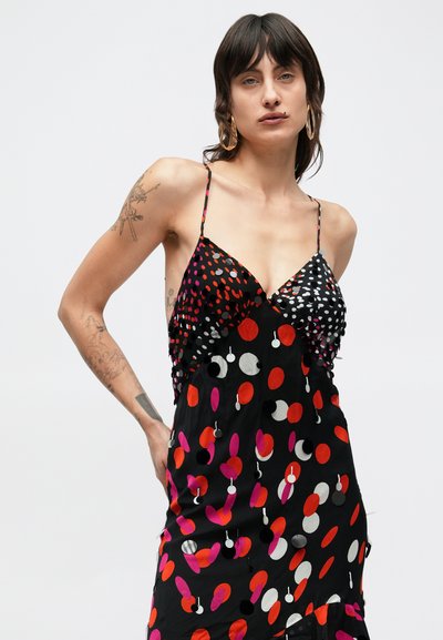 Melna kleita ar V-veida izgriezumu, rotāta ar krāsainiem punktiņiem sarkanā, rozā un baltā krāsā. Regulējamas plānas lencītes; auduma daudzslāņu dizains.