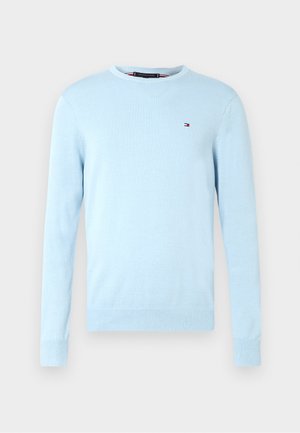 Maglione a maniche lunghe azzurro chiaro con scollatura a girocollo, con polsini e orlo ribattuti, che presenta un piccolo logo di Tommy Hilfiger rosso, bianco e blu sul petto.