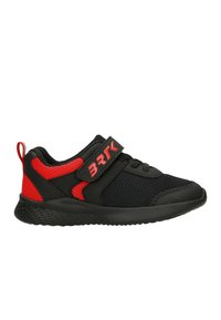 Scarpe da ginnastica nere con accenti in rete rossa, dotate di una fascia in Velcro e suola in gomma testurizzata. Design leggero e traspirante per il massimo comfort.
