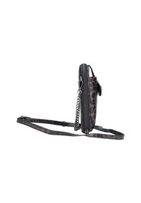 Compact zwarte en grijze luipaardprint schoudertas met een ritssluiting, verstelbare schouderband en kettingaccent; gladde textuur.