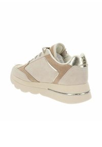 Beżowe i piaskowe zamszowe sneakersy z metalicznymi złotymi akcentami, sznurowane, z grubą falistą podeszwą, pokazane od tyłu.