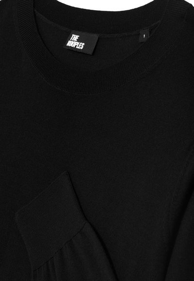 Maglione nero di The Kooples, caratterizzato da un collo rotondo, polsini a costine e un dettagli di tasca testurizzata sul lato sinistro.