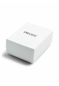 Boîte rectangulaire blanche à finition lisse, avec le mot « PIECES » en texte noir sur le couvercle. Design minimaliste, sans motifs ni accents supplémentaires.