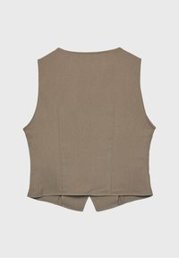 Gilet sans manches taupe avec une légère encoche en forme de V à l'ourlet arrière, texture lisse et encolure droite.