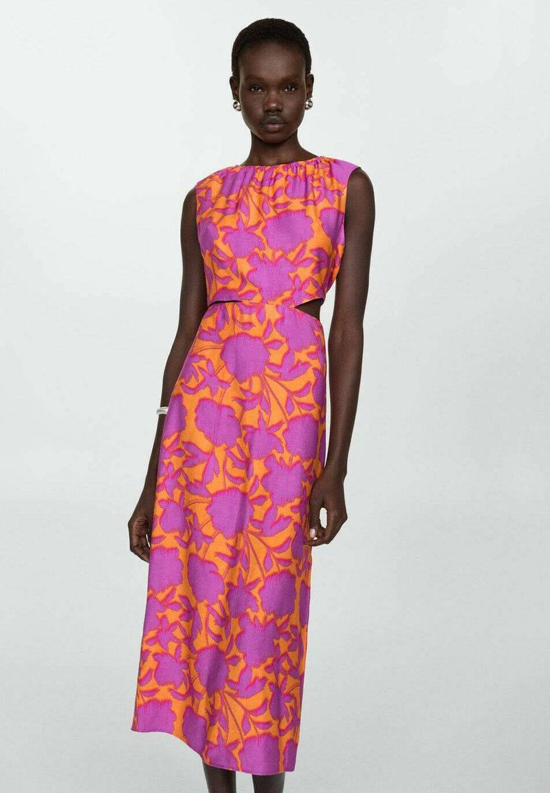 Mouwloze midi-jurk in paars met een oranje bloempatroon. Heeft een gerimpelde halslijn en uitsnijding bij de taille. Soepele textuur.