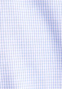 Lyseblåt og hvidt gingham-ternet stof med små, jævnt fordelte firkanter, blød tekstur og et diskret vævet mønster.