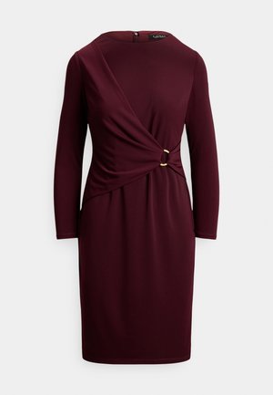 Bordové šaty s dlhými rukávmi, s prekladaným dizajnom a zlatým akcentom v podobe kruhu v páse. Hladká látka s priliehavým strihom.
