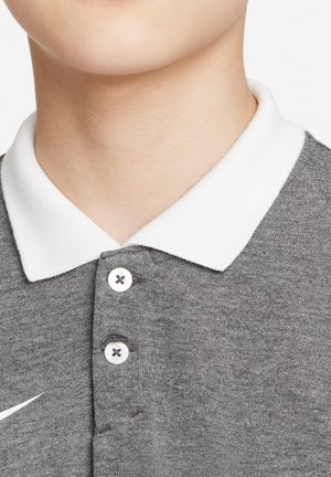 Grau polo Hemd mit einem weißen Kragen, ausgestattet mit einer Knopfleiste mit drei Knöpfen und einem weißen Nike-Logo auf der linken Seite. Weicher Stoff.