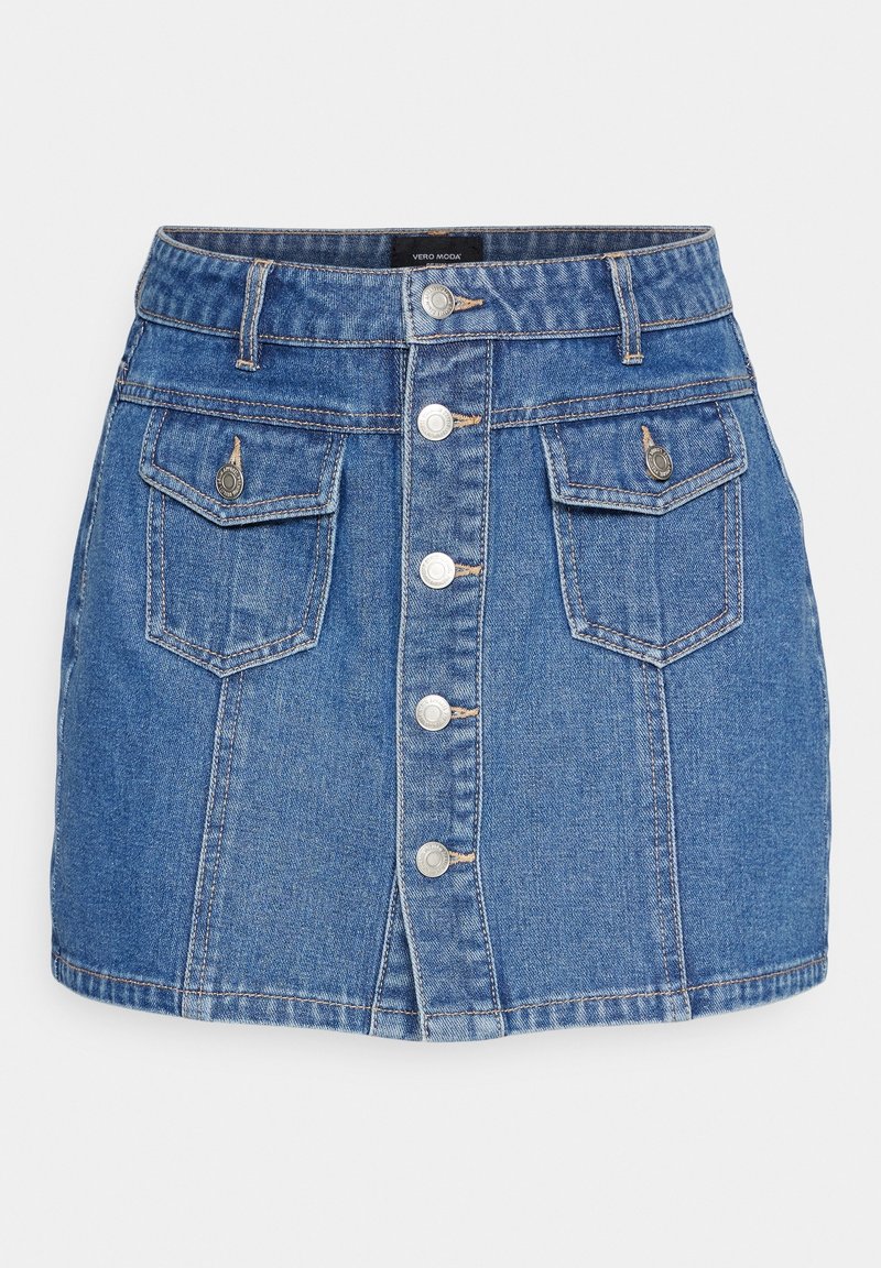 Mini-jupe en denim bleu avec boutons métalliques sur le devant et deux poches à rabat avec fermetures par boutons sur fond blanc.