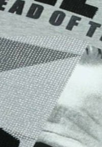 Grijze stof met een gestructureerd patroon, met zwart gedrukt tekst. Het ontwerp bevat gladde en ruwe secties met opvallende kleurcontrasten.