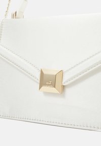 Weiße Satin-Clutch im Envelope-Stil mit goldfarbener quadratischer Schnalle und Kettengurt, zeigt detaillierte Nähte und glatte Textur.