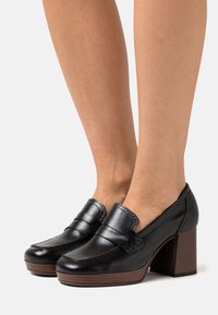 Bullboxer Lodičky s platformou - black