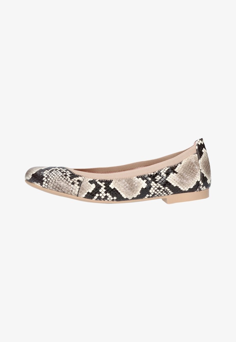 Chaussure de ballet plate avec motif peau de serpent beige et noir, bout arrondi et semelle beige clair sur fond blanc.
