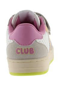 Zapatilla blanca con talón en rosa y gris, logotipo "CLUB" en amarillo y rosa. Presenta una textura perforada y detalles en tonos pastel en la parte superior.