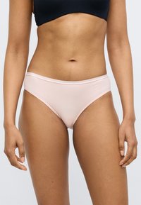 Lyserøde bomulds-bokser med en glat tekstur, der har et lavtaljet design og en smal linning med logodetaljer.