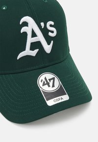 Grüne Baseballmütze mit einem weißen gestickten "A's"-Logo, detaillierter Naht und einem '47 Markenetikett, das "OSFA" zeigt.