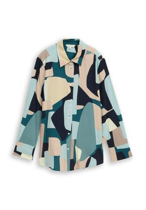 Chemise à manches longues avec des boutons, présentant un motif géométrique abstrait en tons beige, sarcelle, noir et bleu clair, posée à plat sur un fond blanc.