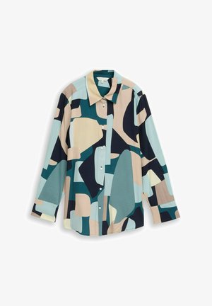 Chemise à manches longues avec des boutons, présentant un motif géométrique abstrait en tons beige, sarcelle, noir et bleu clair, posée à plat sur un fond blanc.