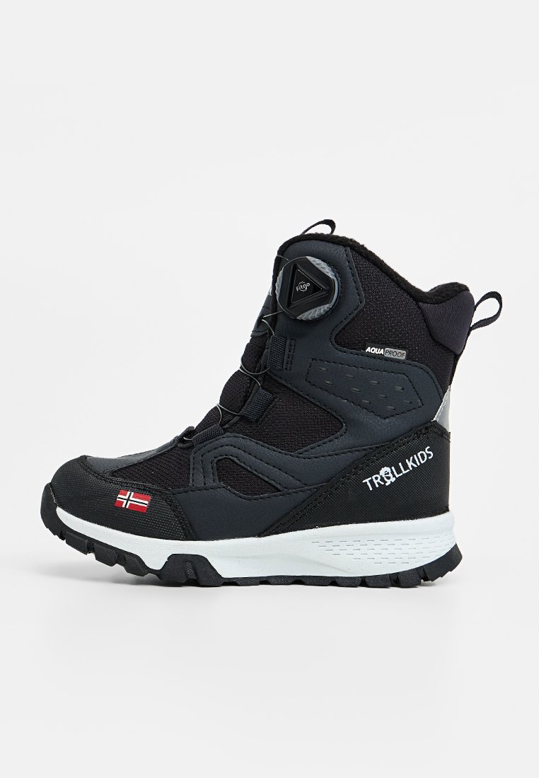 Schwarze wasserdichte Stiefel mit textilem Obermaterial, ausgestattet mit einem strukturierten Design, verstellbarem Verschluss und weißer Gummisohle. Norwegische Flaggenverzierung.