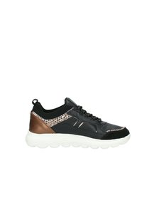 Zapatilla deportiva negra con parte superior de material sintético texturizado, acento de estampado de leopardo, talón de bronce y suela blanca acolchada.