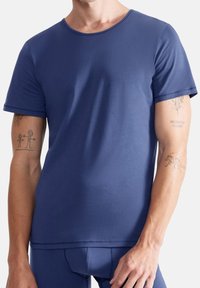 Navyblaues T-Shirt mit kurzen Ärmeln aus glattem, leichtem Stoff, mit rundem Halsausschnitt und dezenten gestickten Details.