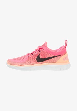 Zapatilla de running ligera en rosa brillante y durazno, con el logotipo de Nike en negro y suela blanca, diseñada para la transpirabilidad y flexibilidad.
