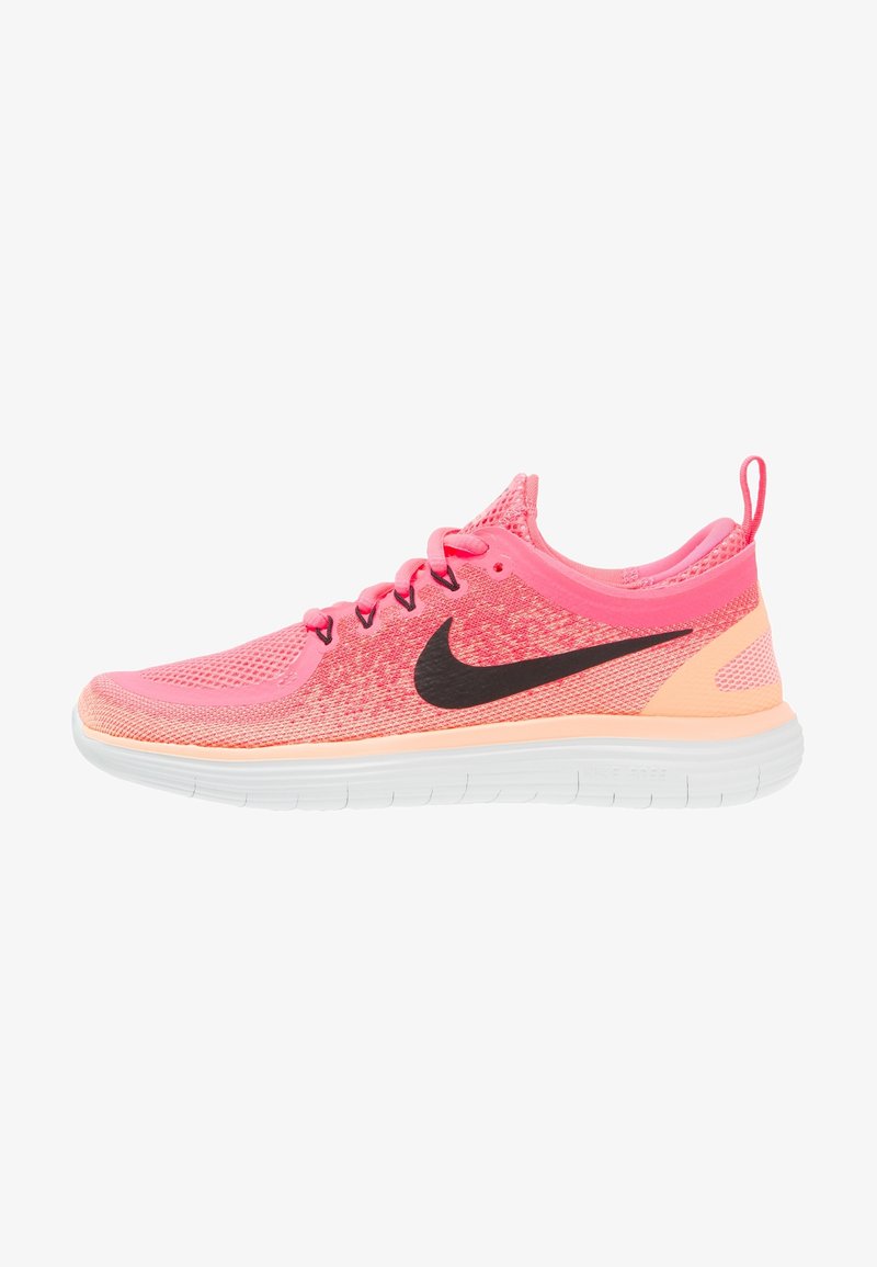 Chaussure de course légère en rose vif et pêche avec le swoosh noir de Nike et une semelle blanche, conçue pour la respirabilité et la flexibilité.