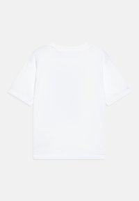 Camiseta de algodón blanca, de manga corta, cuello redondo, textura suave, sin gráficos ni patrones visibles, diseño limpio.