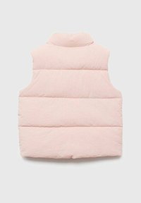 Päťeslová ružová bezrukávová vesta s vysokým golierom, obsahujúca prešívané časti a hladkú textúru, navrhnutá na teplo a pohodlie.