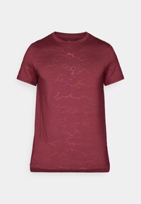 Bordeaux korte mouwen T-shirt gemaakt van zacht materiaal, met een gestructureerd patroon en een kleiner logo in een lichtere tint op de voorkant.