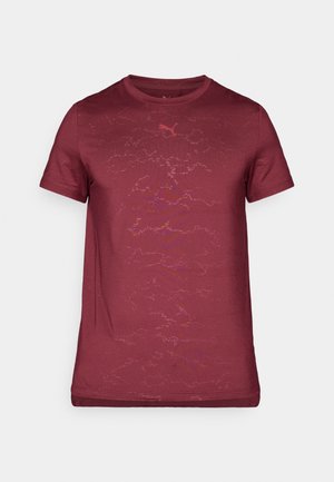 Bordeaux kortærmet T-shirt lavet af blødt stof, med et struktureret mønster og et mindre logo i en lysere skygge på fronten.