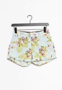Pantalones cortos con estampado floral en tela azul claro, con flores amarillas y rosas, cuatro bolsillos y cierre con botón. Puños con dobladillo en los pantalones cortos.