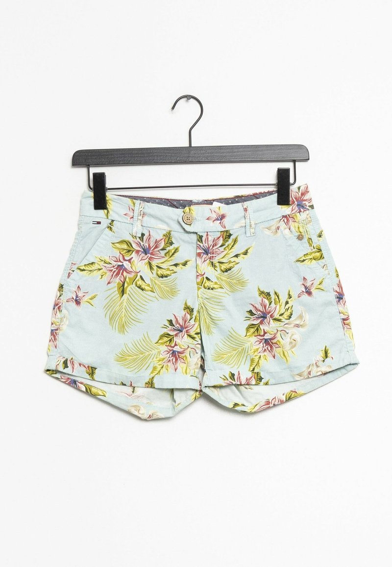 Pantalones cortos con estampado floral en tela azul claro, con flores amarillas y rosas, cuatro bolsillos y cierre con botón. Puños con dobladillo en los pantalones cortos.