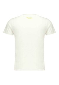 Witte katoenen T-shirt met een ronde hals en korte mouwen. Gele tekst nabij de achterkant van de halslijn, gladde textuur en reguliere pasvorm.