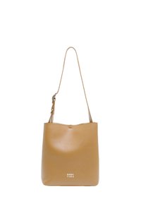 Borsa tote in pelle tan con una texture liscia, tracolla regolabile e logo impressa sul fronte. Design minimalista, apertura superiore.