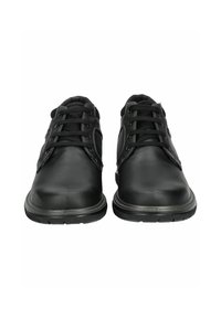 Chaussures en cuir noir avec un bout arrondi, un laçage à quatre œillets et une semelle en caoutchouc texturée. Détail de couture sur le côté visible.